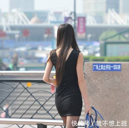 时尚街拍黑色紧身裙，黑色丝袜，这个美女的身材真的很好