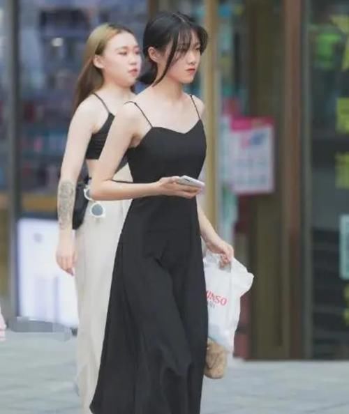  [气质]潮范儿女神来了，街拍：身材苗条的小姐姐，一条黑色的连衣裙，时尚唯美气质