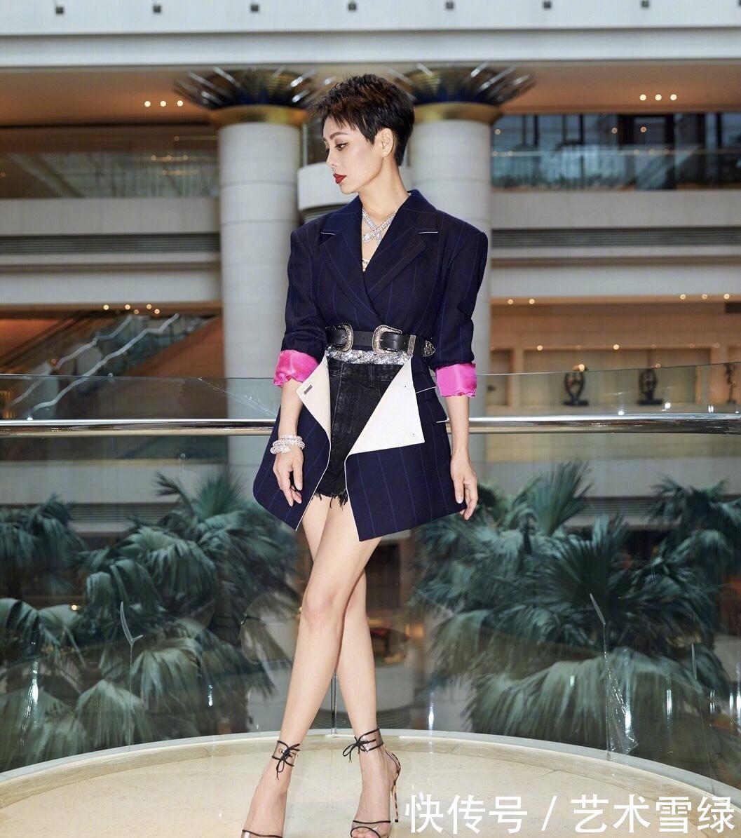 45岁的宁静真敢穿，大露丰腴的上围，网友：刘嘉玲都没你敢穿