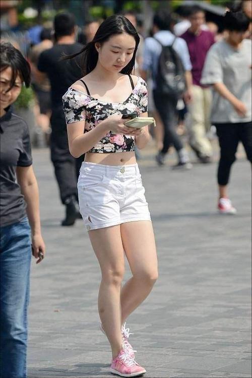 清凉一夏：街拍美女全短裙美白大长腿，倒数第二张能让男人流鼻血
