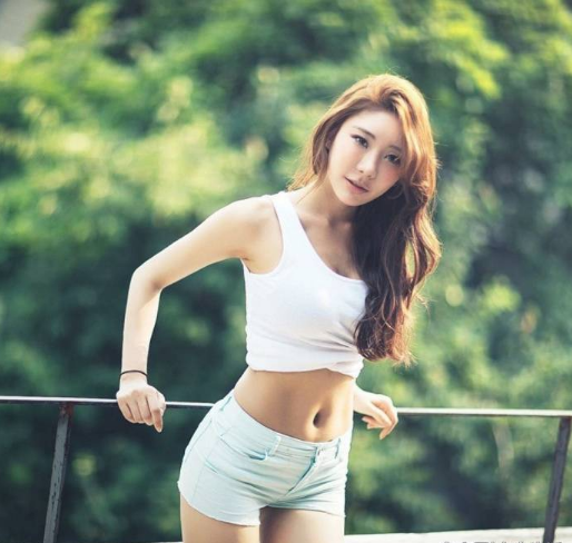 美女，一件牛仔热裤腿部显得更加修长，简直就是完美的尤物！