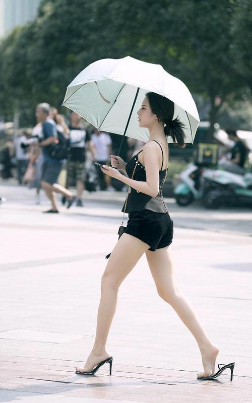 街拍:纤细精致的打底裤小姐姐显露匀称的小蛮腰,美丽又大方!