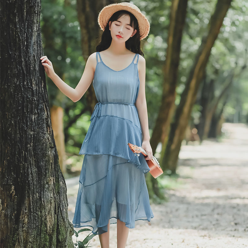 姐姐的连衣裙穿的好漂亮,你看看下图,比夜店的还性感洋气