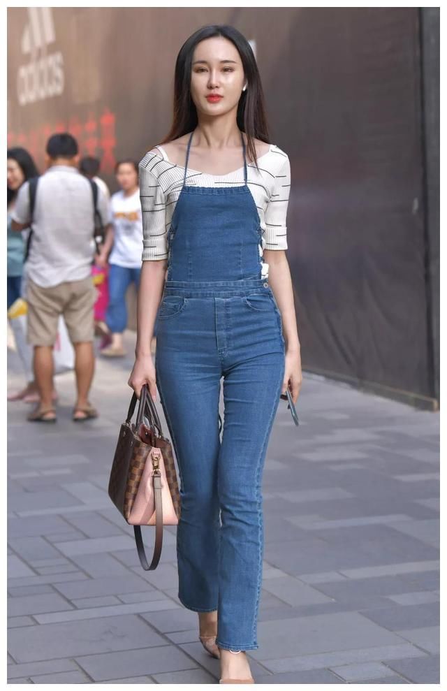 街拍：图1露肩上衣，图2吊带连衣裙，图3身材丰满充满韵味！