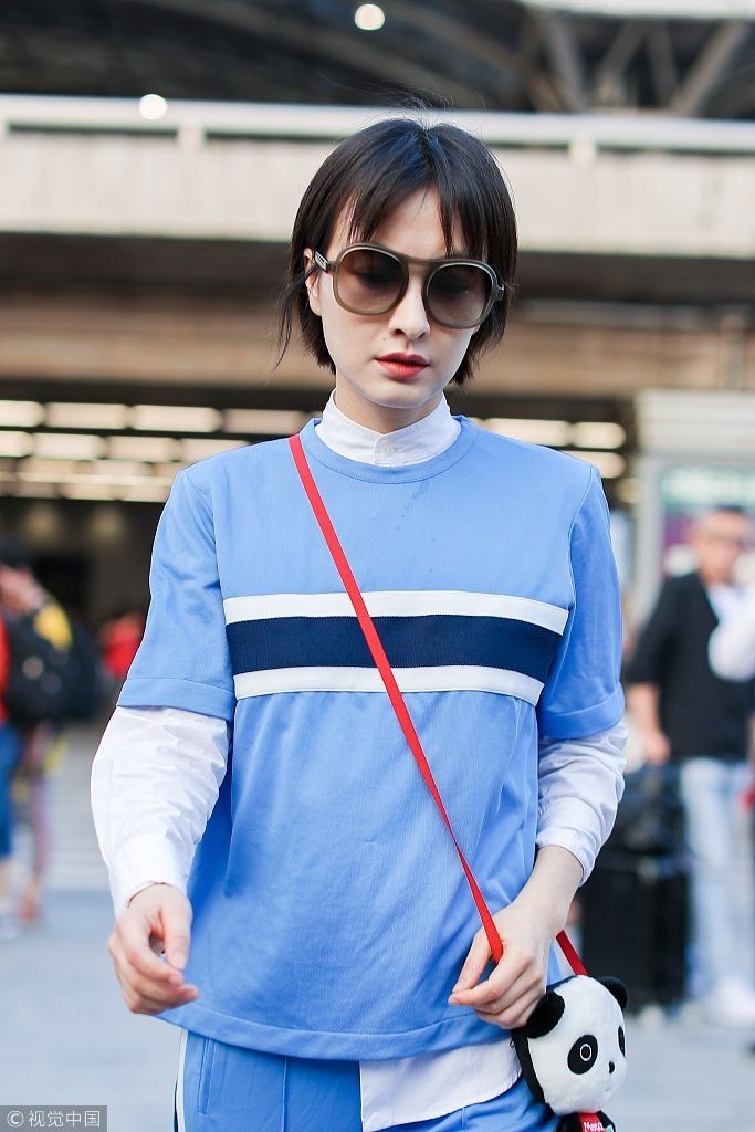 还是个少女！吴昕背熊猫包包充满少女心 蓝色“校服装”清新养眼