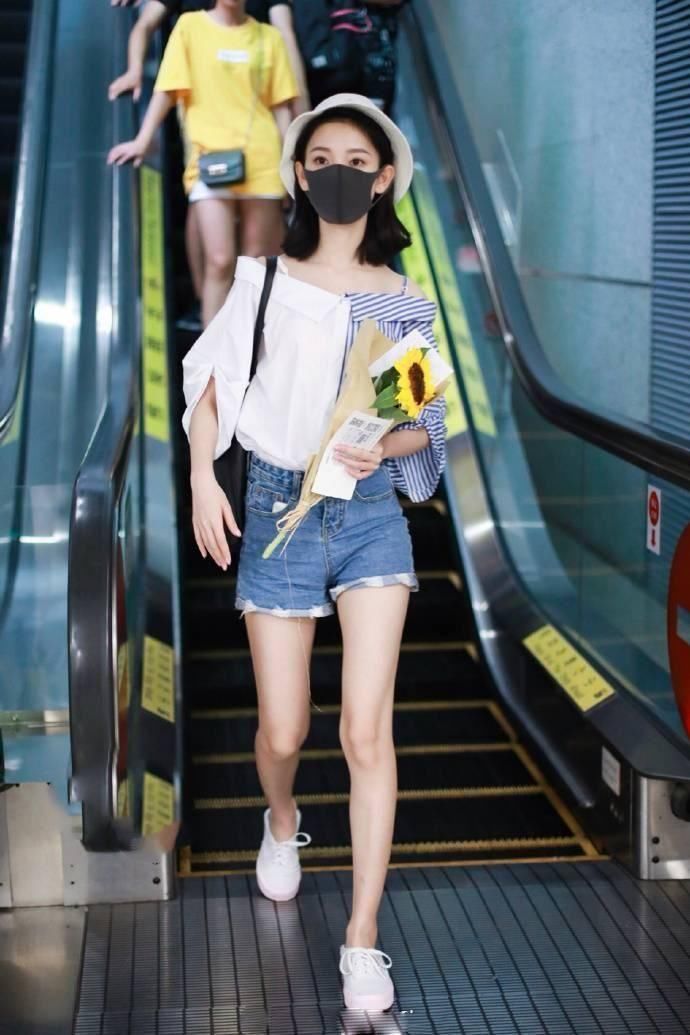 长T恤穿不好，172陈瑶都变小矮人，网友:御姐的身高萝莉的脸!