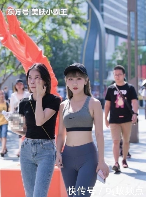  特别■街拍：清新淡雅的打底裤姑娘，身材紧致匀称，特别有魅力！