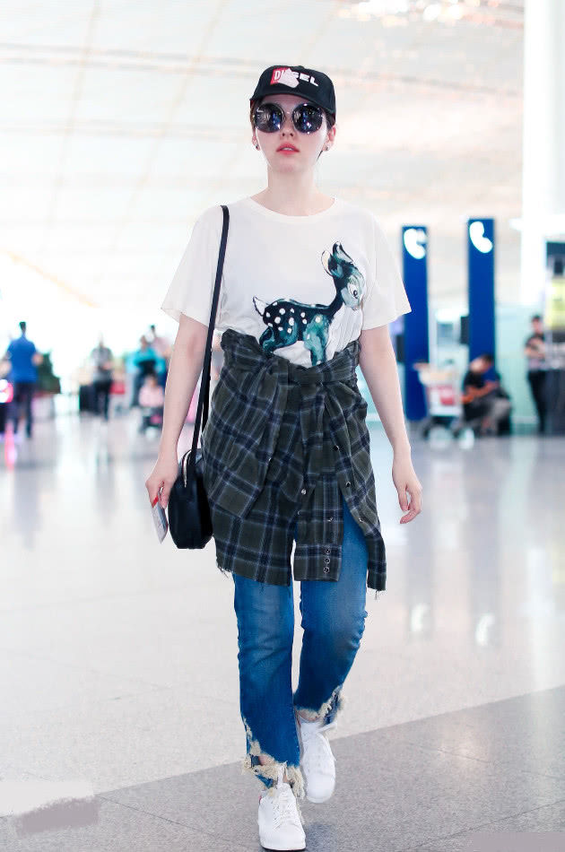 张靓颖解约后放飞自我，裤子烂成“洗碗巾”，还非要穿显矮鞋!