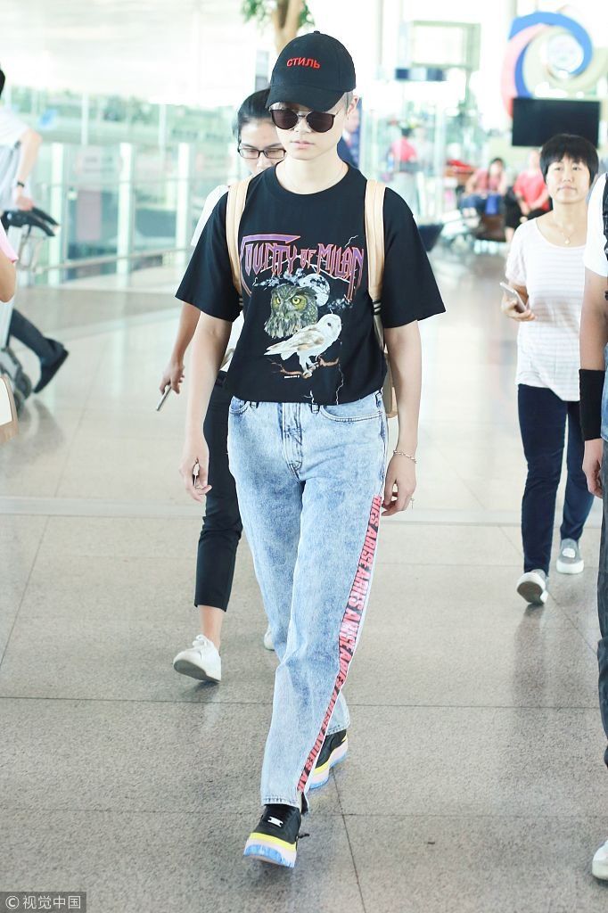 抢鲜肉饭碗！李宇春黑T仔裤中性有范儿  戴手链扮酷被拍礼貌制止