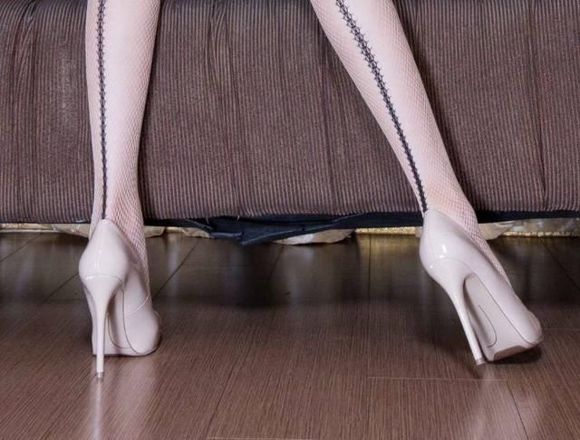 时尚的尖头细跟鞋，搭配着小巧的脚丫，足以让人一见倾心