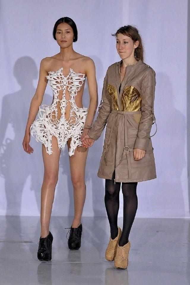 刘雯最大胆T台秀，惊艳“白骨装”压轴，网友：扎人不？