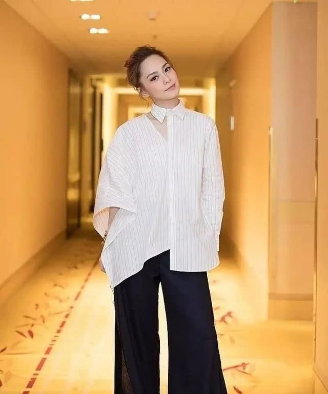  「脸上」阿娇真不会老？白长裙搭配黑运动鞋，皮肤白皙脸上毫无瑕疵