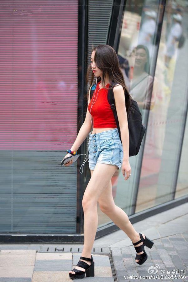 路人街拍，烈日下的行走，最喜欢小姐姐的肚脐装
