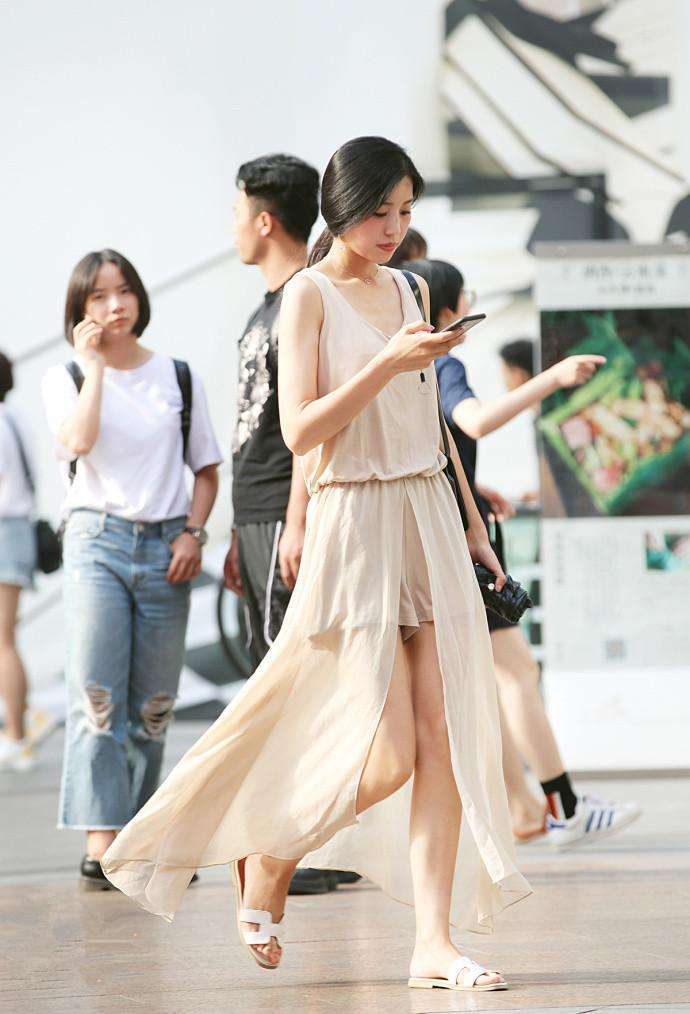 街拍: 连衣裙能让人变得温柔 第五位小姐姐白富, 美不美你说