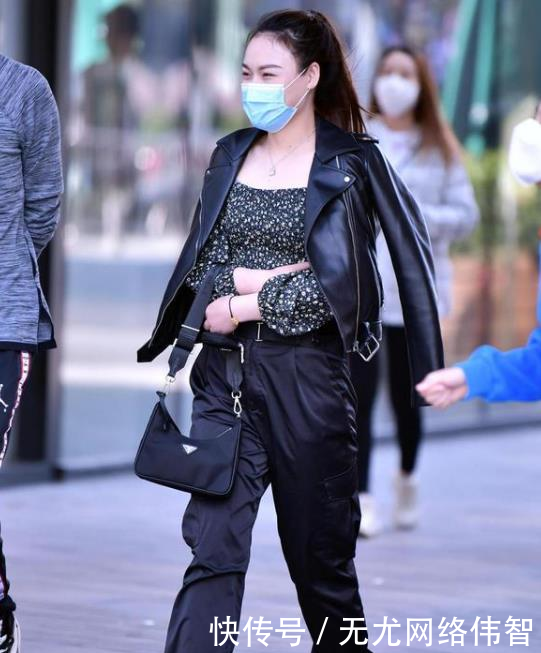  「白色」街拍：天生丽质的小姐姐，一条白色的连衣裙，清新靓丽好身材