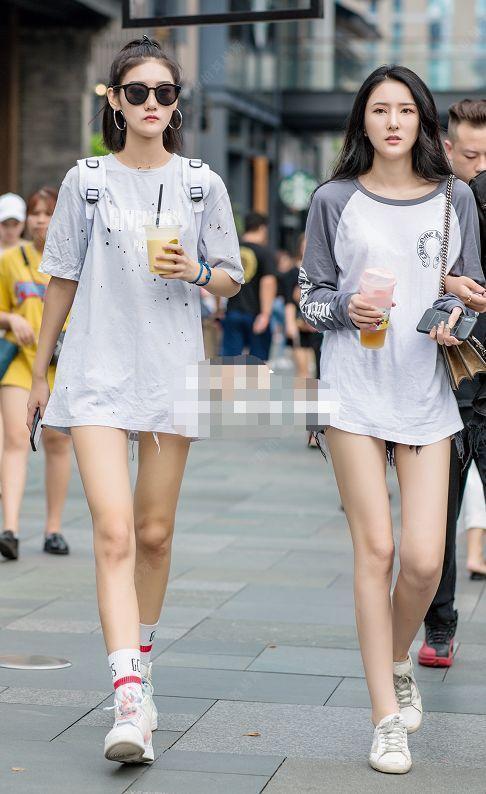 街拍：图五大长腿闺蜜出镜，穿T恤玩下装消失，屏幕快装不下了！