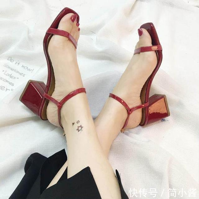 高跟凉鞋衬出身姿之间的高挑曼妙,尽显温柔品质