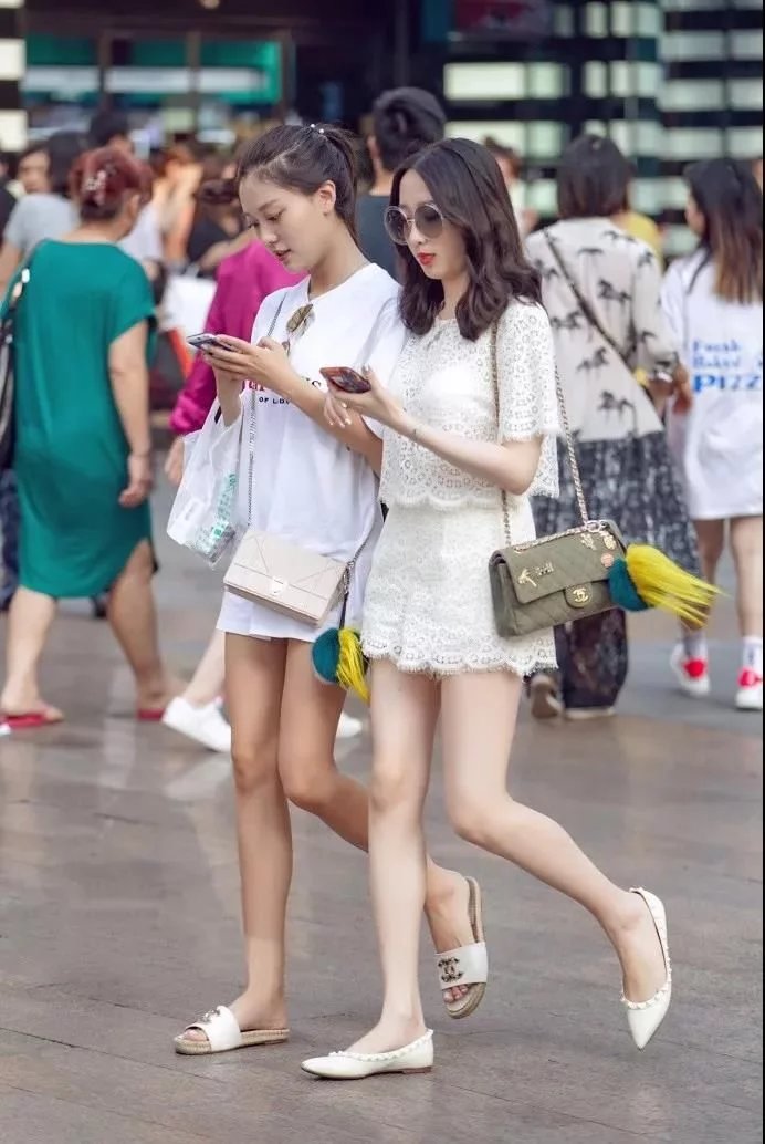 街拍路人，炎热的夏日就该这样打扮自己，无需过多修饰也能美美哒