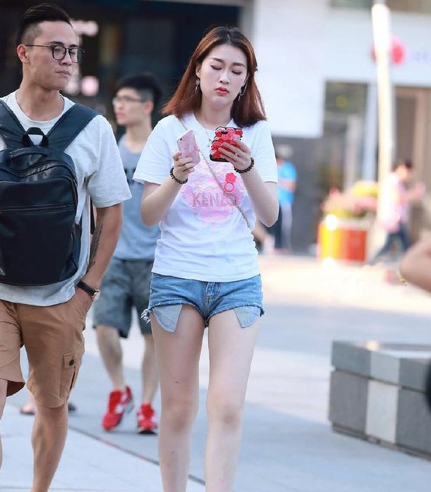 街拍：美女穿超短热裤，水嫩白皙的长腿，美到“炸街”啊！