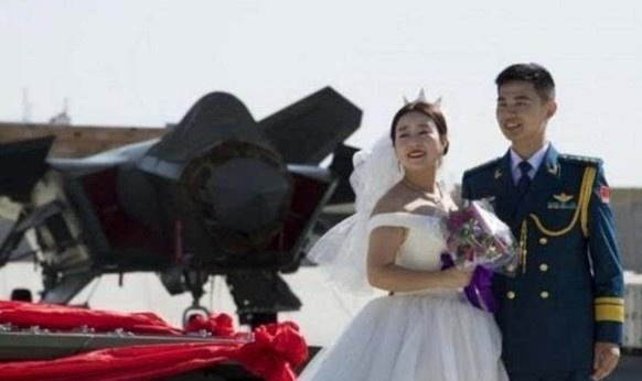 “80后空军烈士”廖勇：魂归故里，妻子颤抖：老公，我们回家了！