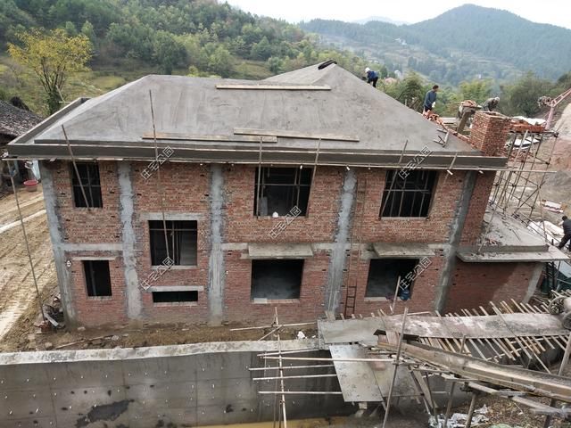  房盖■重庆刘先生回乡建洋楼，光挖机费就花了2万多，这房盖的有