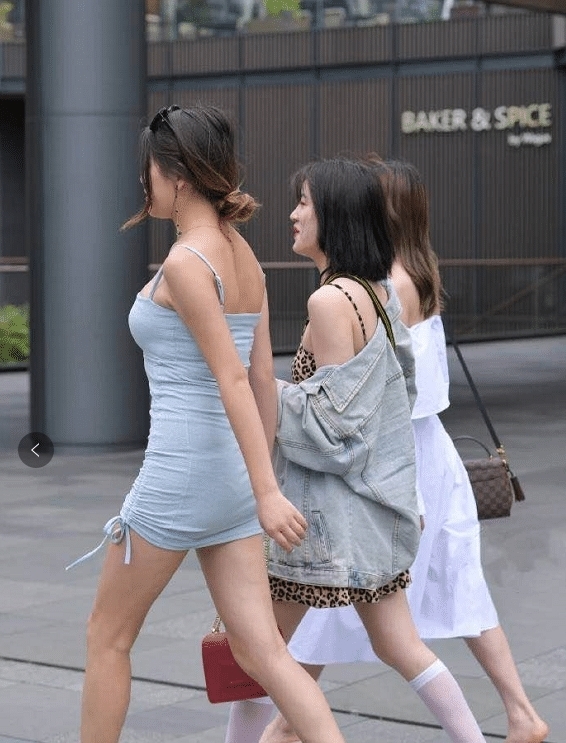 【认知】穿拖鞋还穿一对“长袜子”,真的是颠覆了我们对时尚的认知