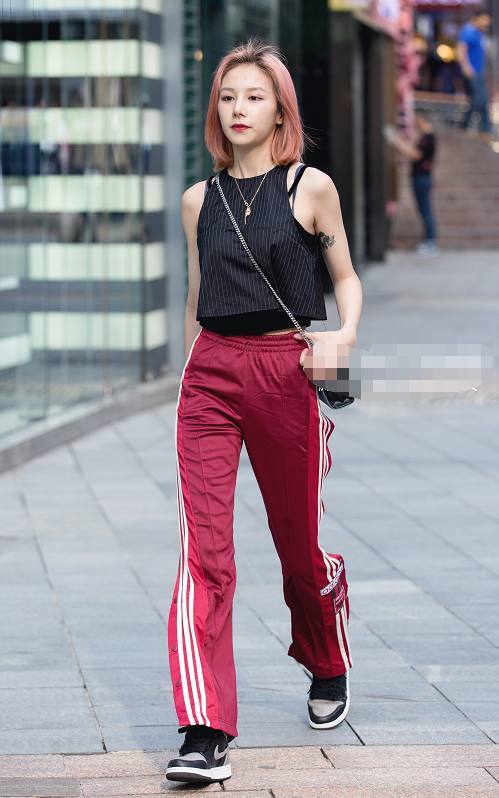 小姐姐们穿运动装彰显动感时尚，她们青春活力的身姿彰现女人味