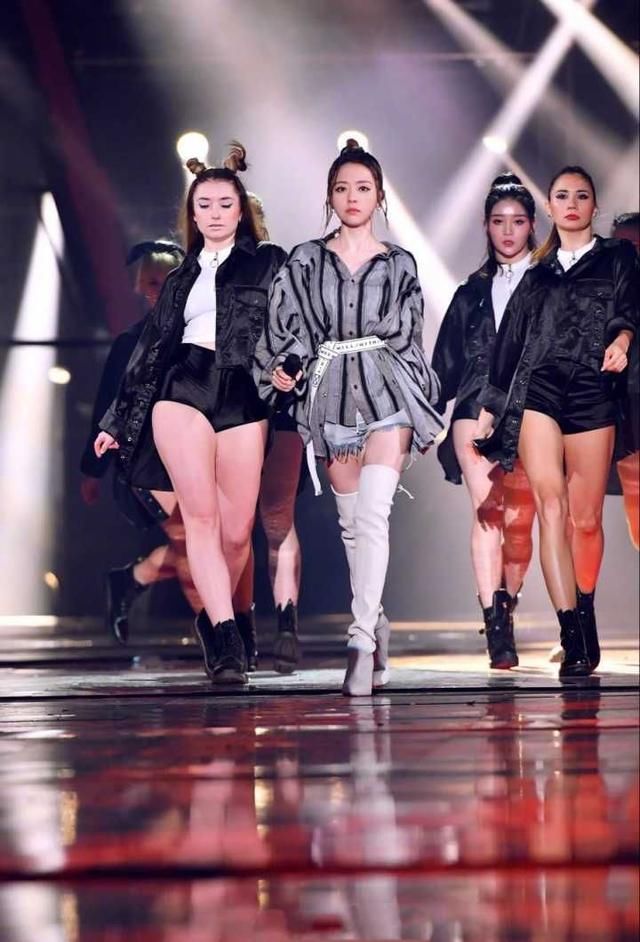 秀身材的高阶技能！张靓颖身穿深V长裙“真空”上阵大展曼妙身姿