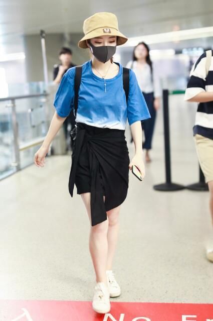 冯提莫围裹裙绑那么紧，看到双腿我只能沉默，网友:坐下就尴尬了