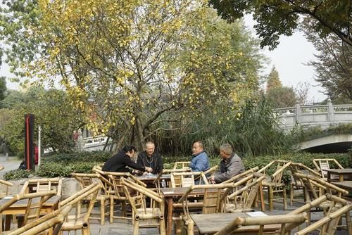 国庆重庆游客3859万人，明明比成都多1800万，为啥收入少100亿？