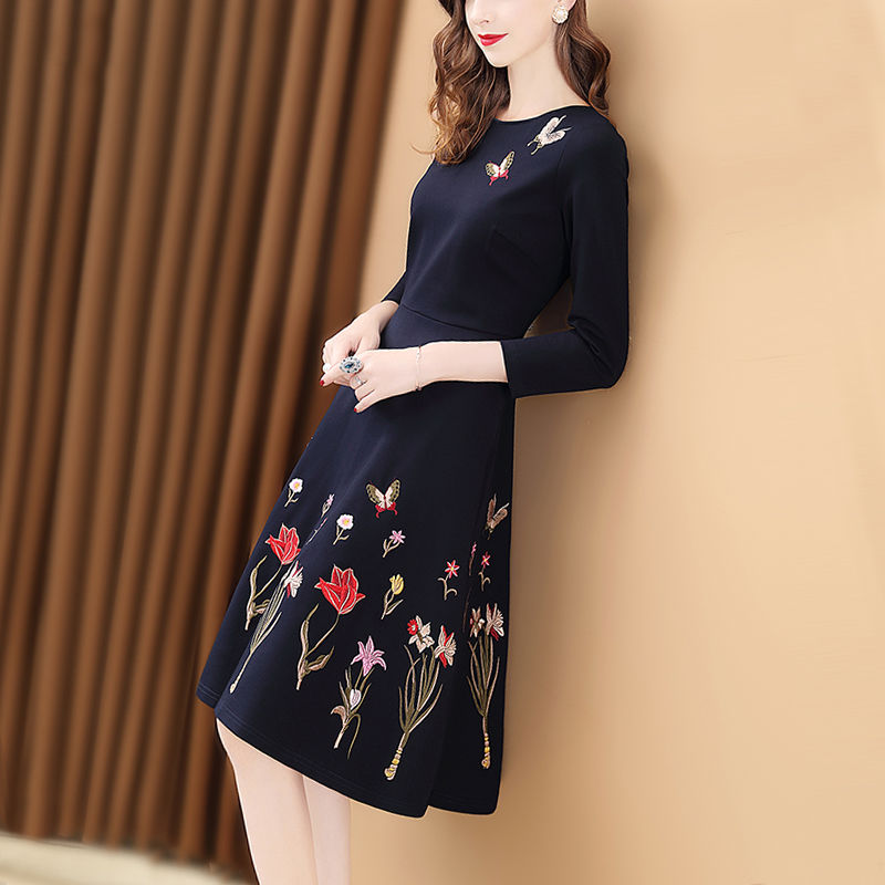 47岁的小姨真会打扮，穿上这样的大牌连衣裙，一点不像中年人