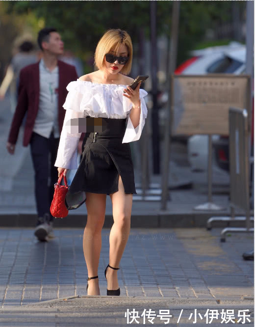 甜美小姐姐黑色包臀裙御姐范儿十足，轻盈一笑，吸引了无数的眼球