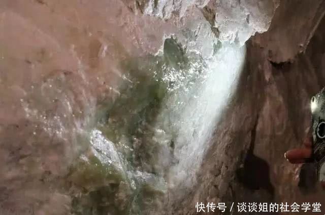 曾经600吨的玉石王，如今却无人问津，只有一人一狗看守