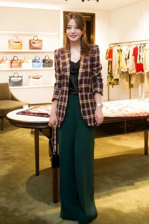 赵薇减肥用力过猛!紧身仔裤完全撑不起来,网友:简直换了一个人