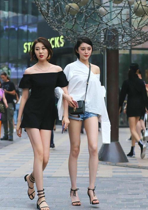  美女■街拍街景虽美，美女更美两条大长腿走在街上十分养眼