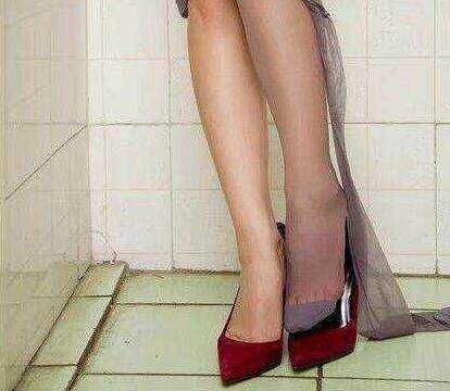 简约优雅的细脚高跟鞋，穿出个性的女人韵味，显得气质十分迷人！