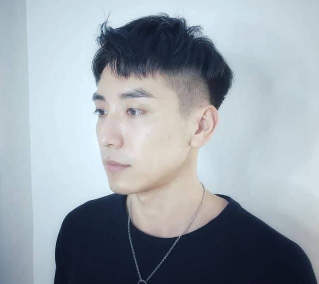  [头发]男生“侧面光”发型提升颜值，剪完清爽干净，谁留谁帅气