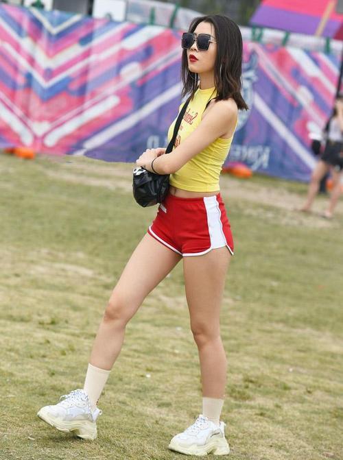 气质女神超短裤穿出逆天大长腿,长发披肩的魅力很迷人!