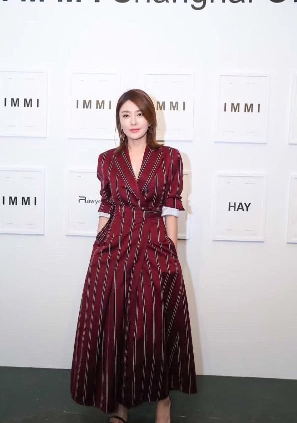 秦岚这造型太奇葩，阔腿裤上面还穿了一条牛仔短裤，腿长无敌了