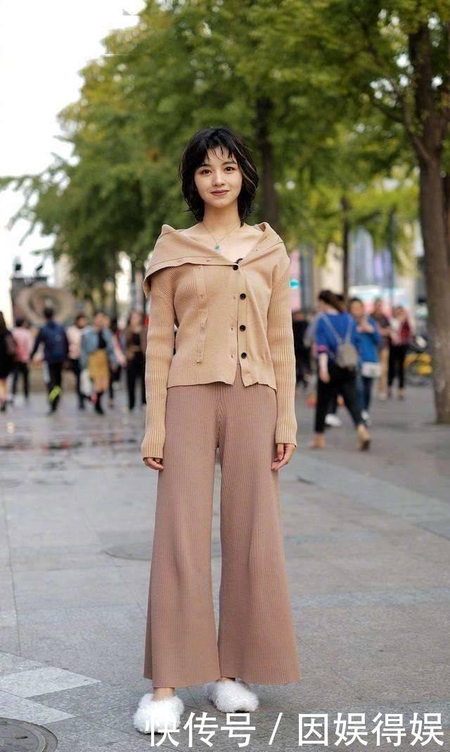 『气质』街拍:小姐姐黑色的长款T恤搭配短裤,性感又苗条