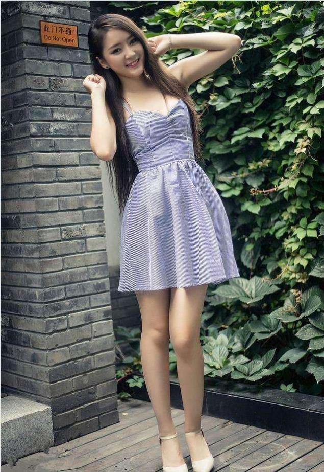 高跟鞋搭配这款V领连衣裙，让你清纯又不失可爱