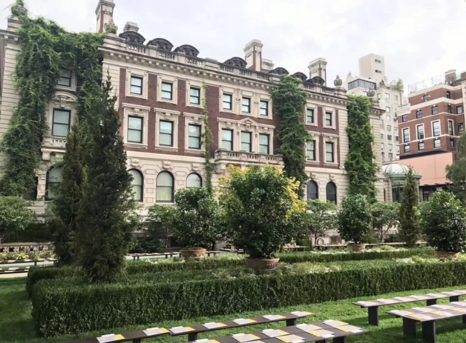 娜扎预测黄铜包边帆布鞋将成爆款，Tory Burch把浪漫融入运动风!