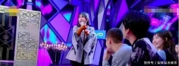  「就算」越来越放肆了？谢娜主持节目抢话、尬笑就算了，还公然玩手机