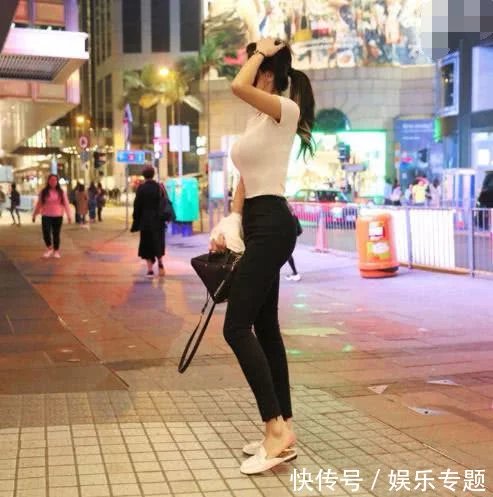 性感姐姐时尚街拍纯白色T恤搭配一款黑色的紧身热裤,凸显迷人好气