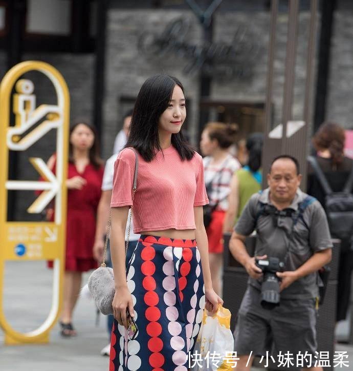 路人街拍，小姐姐身穿刺绣的吊带连衣裙，露出大长腿，充满魅力