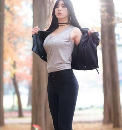 时尚紧身装，小姐姐彰显出完美身材，放大你的瞳孔！