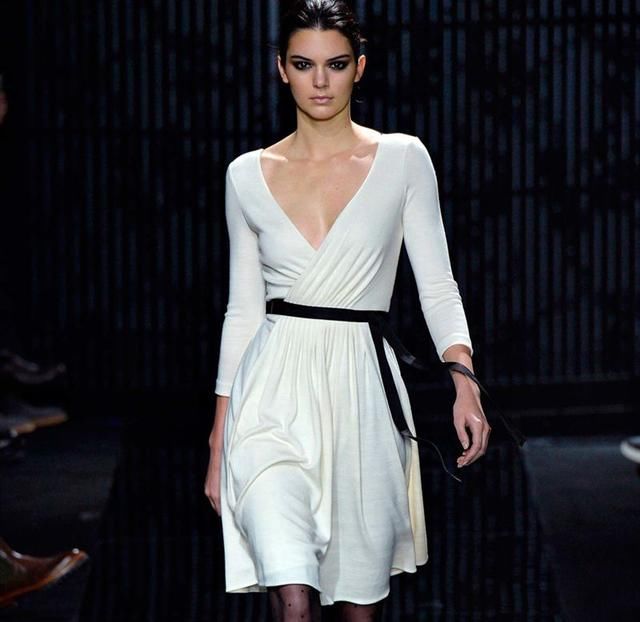 为何模特走秀都不穿内衣？原来真相是这样的，网友：大开眼界