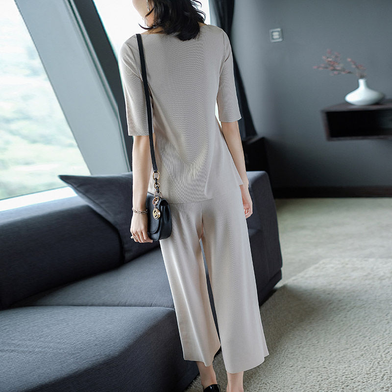 女人脱掉连衣裙，穿上新上市“阔腿套装”，年轻20岁，显气质