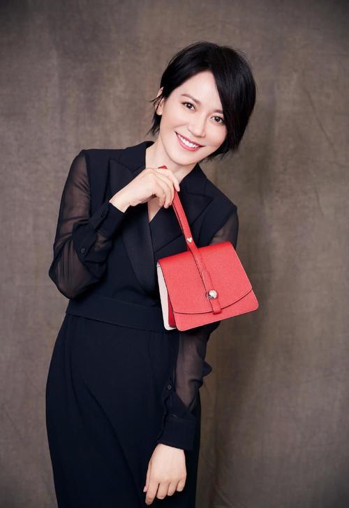 俞飞鸿小玩性感，白色裙装深V露“沟壑”，下半身中间开衩到大腿