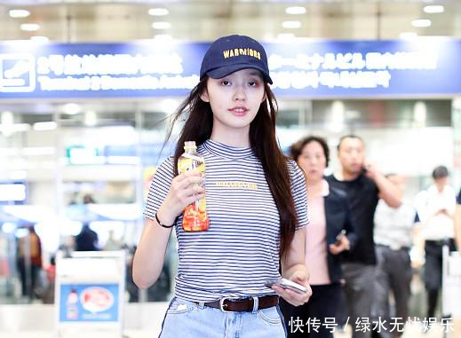 林允太拼了！这么短的超短裤还在往上卷边，网友大腿内侧都露了